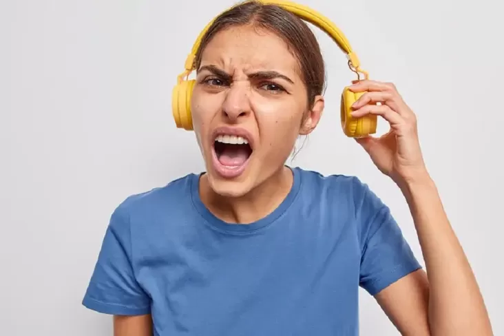 Penggunaan Headset yang Berlebihan Berdampak pada Hilangnya Kemampuan Mendengar