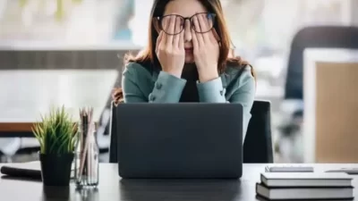 "Jangan Abaikan Risiko Kebutaan Akibat Mata Lelah dari Layar, Ini Cara Menjaga Kesehatan Mata Anda!"