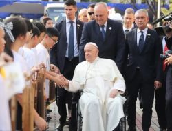 Cerita Menarik di Balik Penggunaan Kursi Roda oleh Paus Fransiskus