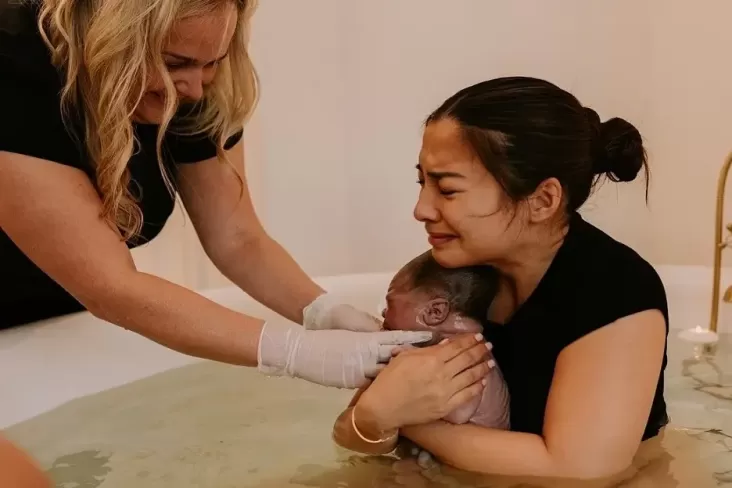 5 Kelebihan Water Birth, Metode Melahirkan yang mana Bikin Nikita Willy Menangis Bahagia