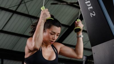Manfaat Olahraga Strength Training, Postur Tubuh Lebih Tegak kemudian juga Seimbang