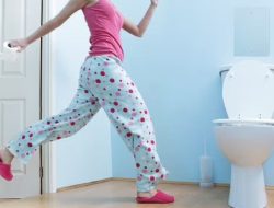 Waspada Terlalu Sering Buang Air Kecil di tempat Waktu senja Hari, Normalnya Berapa Kali?